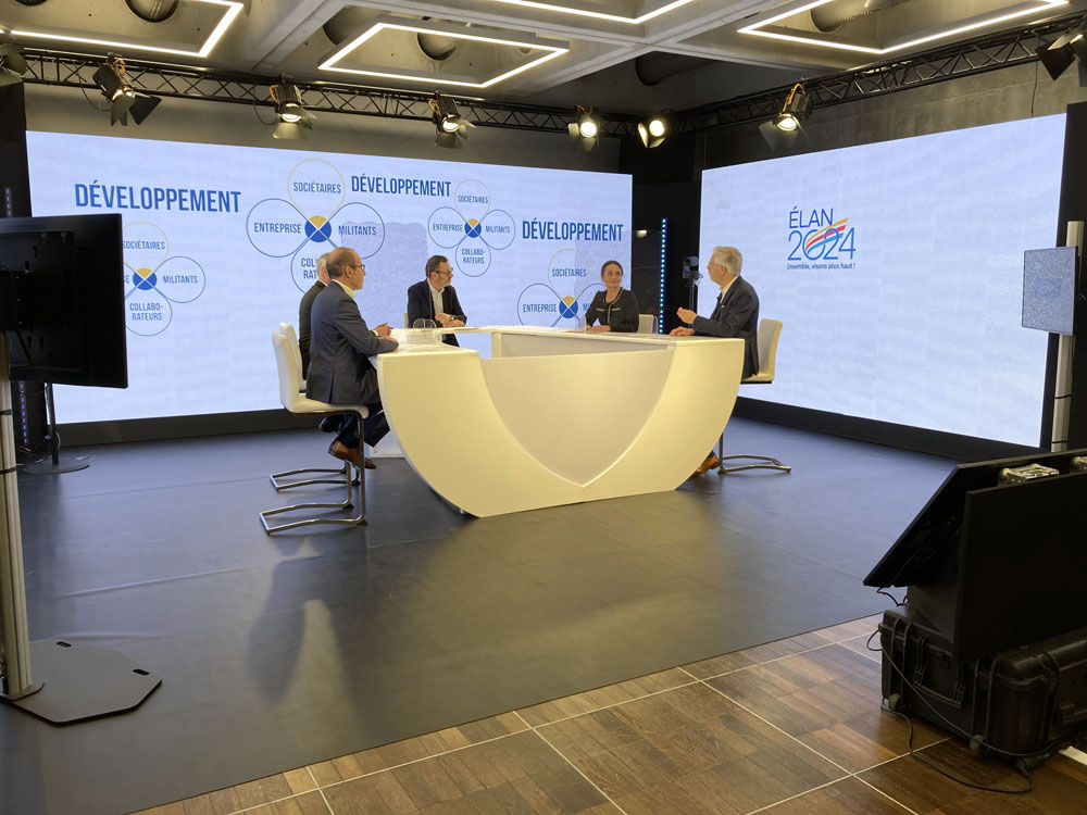 Plateau télé avec les membres du comex de la Casden et Stéphane Courgeon au centre